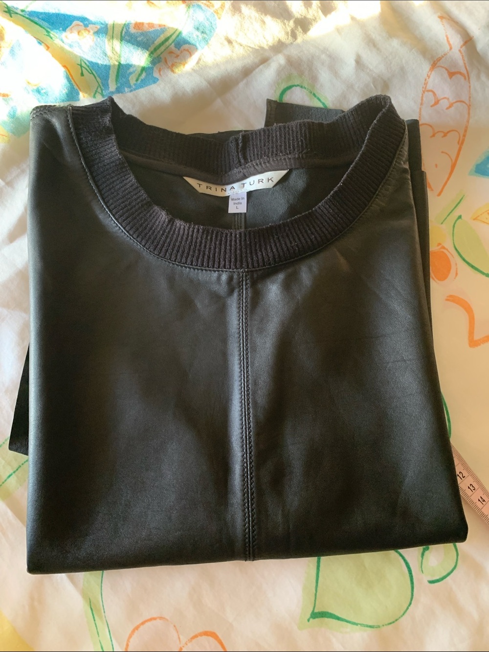 Trina Turk Black leather-Short-Sleeve Crewneck Top
Size:L